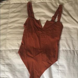 Cute burnt orange fitted v neck tank😍